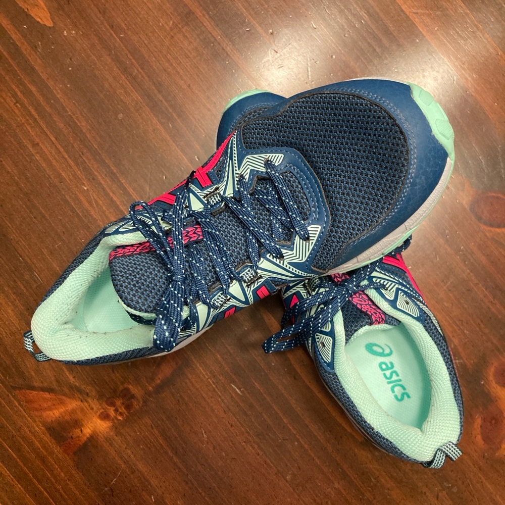 ASCIS TENNIS SHOES
